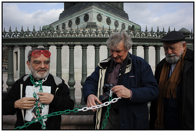 Fernando Arrabal, Serge Assier et Michel Butor  Paris Place de la Bastille, mercredi 9 mars 2011, photographie Jean-Christophe Bchet